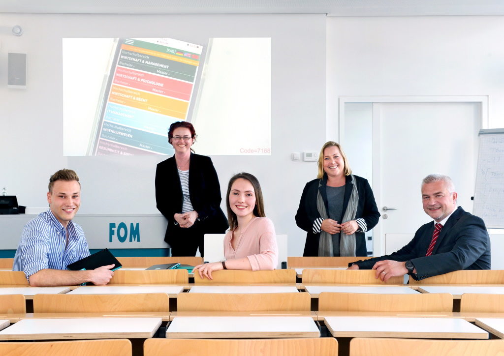 Die Volksbank im Bergischen Land und die FOM-Hochschule kooperieren. FOM-Geschäftsführerin Wibke Lang (2.v.r.) und die Volksbanker Tim Popko, Silke Becker-Strunk, Hanna Koch und Thomas Willczek (v.l.) füllen diese Zusammenarbeit mit Leben. (Foto: © Volksbank/Bettina Osswald)