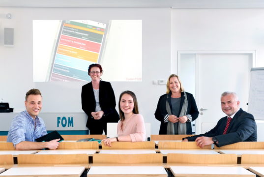Die Volksbank im Bergischen Land und die FOM-Hochschule kooperieren. FOM-Geschäftsführerin Wibke Lang (2.v.r.) und die Volksbanker Tim Popko, Silke Becker-Strunk, Hanna Koch und Thomas Willczek (v.l.) füllen diese Zusammenarbeit mit Leben. (Foto: © Volksbank/Bettina Osswald)