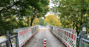 Zwischen Sonntag und Montag ist die Brücke, die an der Korkenziehertrasse über die Carl-Ruß-Straße führt, mutwillig beschädigt worden. (Foto: © Stadt Solingen)