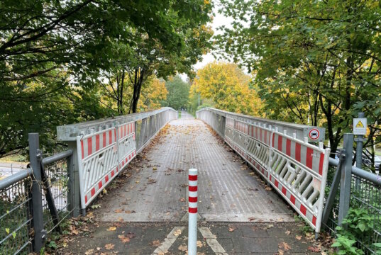 Zwischen Sonntag und Montag ist die Brücke, die an der Korkenziehertrasse über die Carl-Ruß-Straße führt, mutwillig beschädigt worden. (Foto: © Stadt Solingen)