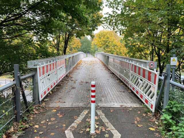korkenziehertrasse-carl-russ-strasse-bruecke Zwischen Sonntag und Montag ist die Brücke, die an der Korkenziehertrasse über die Carl-Ruß-Straße führt, mutwillig beschädigt worden. (Foto: © Stadt Solingen)