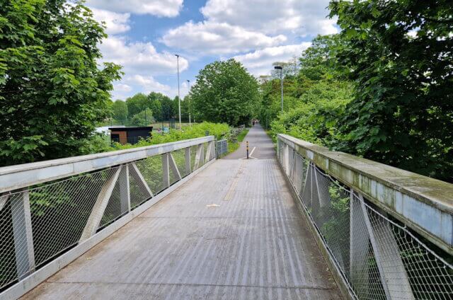 Die Korkenziehertrasse in Solingen führt über mehrere Brücken, wie hier über die Carl-Ruß-Straße. (Foto: © Bastian Glumm)