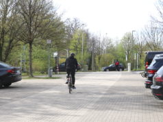 Die Korkenziehertrasse verläuft über den Parkplatz des Kunstmuseums. Sie quert die Wuppertaler Straße. (Foto: © Bastian Glumm)