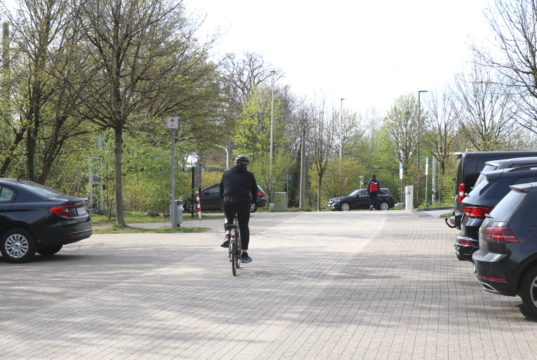 Die Korkenziehertrasse verläuft über den Parkplatz des Kunstmuseums. Sie quert die Wuppertaler Straße. (Foto: © Bastian Glumm)