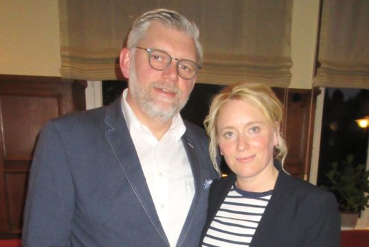 Auf der Jahreshauptversammlung des Festausschusses Solinger Karneval (FSK) wurden mit dem Ehepaar Daniela und Michael Kotlenga die neuen närrischen Tollitäten für die kommende Session 2017/18 vorgestellt. Das Prinzenpaar wird in diesem Jahr von der KG Rot-Weiß Klingenstädter gestellt. (Foto: © FSK)