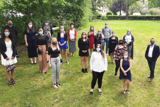 Nach einem Jahr Ausbildung haben 15 Gesundheits- und Krankenpflegeassistenten jetzt am Katholischen Bildungszentrum Haan ihr Examen bestanden. (Foto: © Kplus Gruppe)