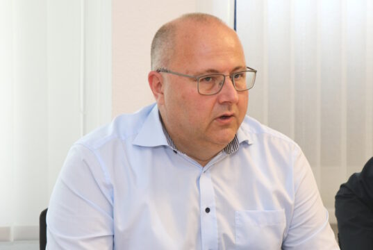 Kai Siekkötter ist Geschäftsführer der Kplus Gruppe. Große Teile des Verbunds werden von den Alexianern übernommen. (Foto: © Bastian Glumm)