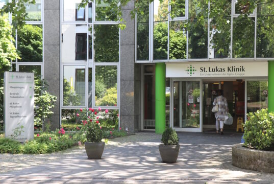 Die Tage der St. Lukas Klinik in Ohligs sind gezählt. Das Krankenhaus an der Schwanenstraße soll im Frühjahr 2024 endgültig seine Pforten schließen. (Foto: © Bastian Glumm)