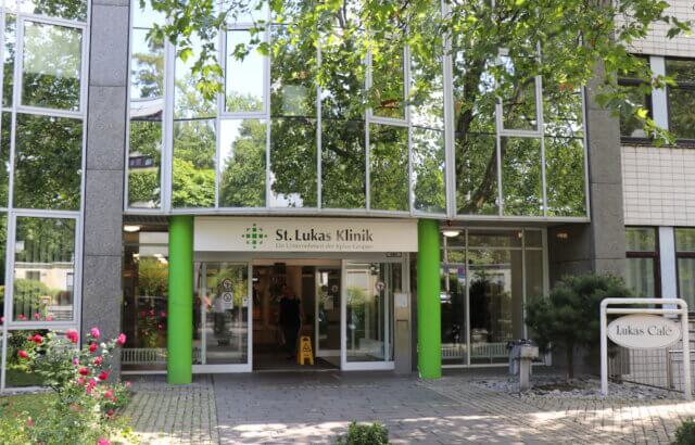 Die Tage der St. Lukas Klinik in Ohligs sind gezählt. Das Krankenhaus an der Schwanenstraße soll Ende 2023 endgültig seine Pforten schließen. (Foto: © Bastian Glumm)