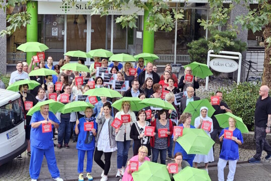 Am Mittwoch beteiligten sich auch Mitarbeiter der Kplus Gruppe an einer Protestaktion der Krankenhäuser in Nordrhein-Westfalen. (Foto: © Kplus Gruppe)