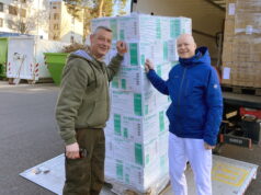 Andre Pitten (li.), freiwilliger Helfer Blau-gelbes Kreuz, und Dr. Markus Meibert, Ärztlicher Direktor der St. Lukas Klinik in Solingen, beim Verladen der Hilfsgüter, die die Kplus Gruppe für die Notleidenden in der Ukraine gespendet hat. (Foto: © Cerstin Tschirner/Kplus Gruppe)
