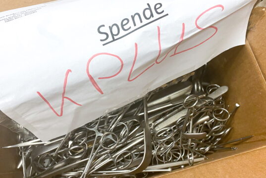 Die Kplus-Kliniken in Haan, Hilden, Leverkusen und Solingen haben ihre OP-Ausstattung standardisiert. Übrig blieben 1,5 Tonnen Instrumentarium, die nun dem Blau-gelben Kreuz übergeben wurden, um Ärztinnen und Ärzte in der Ukraine auszustatten. (Foto: © Cerstin Tschirner)