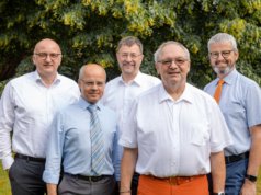 Klopfen derzeit die Möglichkeiten für einen Zusammenschluss ab: v.li. Rainer Pappert (St. Augustinus Gruppe), Wolfram Bannenberg und Gregor Hellmons (Kplus Gruppe, links), Paul Neuhäuser und Markus Richter (St. Augustinus Gruppe). (Foto: © St. Augustinus Gruppe/Kplus Gruppe)