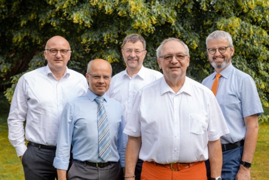 Klopfen derzeit die Möglichkeiten für einen Zusammenschluss ab: v.li. Rainer Pappert (St. Augustinus Gruppe), Wolfram Bannenberg und Gregor Hellmons (Kplus Gruppe, links), Paul Neuhäuser und Markus Richter (St. Augustinus Gruppe). (Foto: © St. Augustinus Gruppe/Kplus Gruppe)