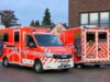 Zwei der neuen Krankentransportwagen der Feuerwehr Solingen: Die Fahrzeuge basieren auf MAN-TGE-Fahrgestellen und tragen das neue Sicherheits- und Designkonzept mit Müngstener Brücke und Stadtwappen. (Foto: © Tim Oelbermann)