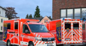Zwei der neuen Krankentransportwagen der Feuerwehr Solingen: Die Fahrzeuge basieren auf MAN-TGE-Fahrgestellen und tragen das neue Sicherheits- und Designkonzept mit Müngstener Brücke und Stadtwappen. (Foto: © Tim Oelbermann)