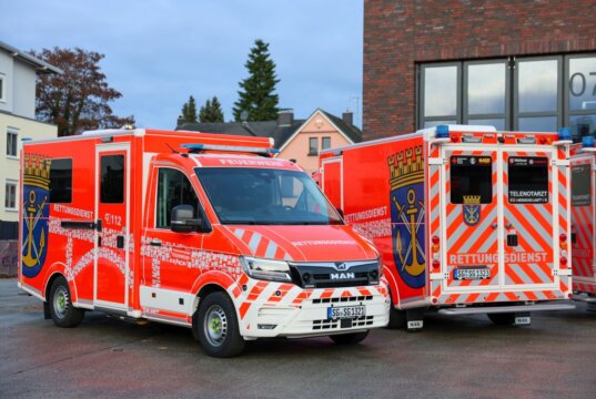 Zwei der neuen Krankentransportwagen der Feuerwehr Solingen: Die Fahrzeuge basieren auf MAN-TGE-Fahrgestellen und tragen das neue Sicherheits- und Designkonzept mit Müngstener Brücke und Stadtwappen. (Foto: © Tim Oelbermann)