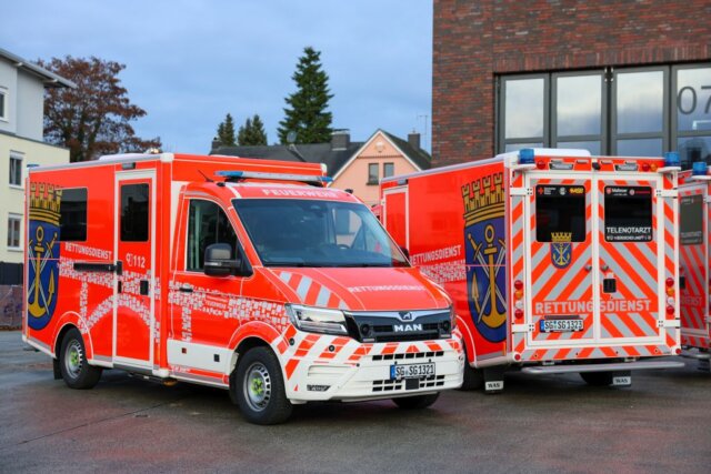 Zwei der neuen Krankentransportwagen der Feuerwehr Solingen: Die Fahrzeuge basieren auf MAN-TGE-Fahrgestellen und tragen das neue Sicherheits- und Designkonzept mit Müngstener Brücke und Stadtwappen. (Foto: © Tim Oelbermann)