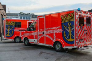Müngstener Brücke und Stadtwappen prägen das neue Fahrzeugdesign der Feuerwehr Solingen und machen die Herkunft der Einsatzfahrzeuge auf den ersten Blick erkennbar. (Foto: © Tim Oelbermann)