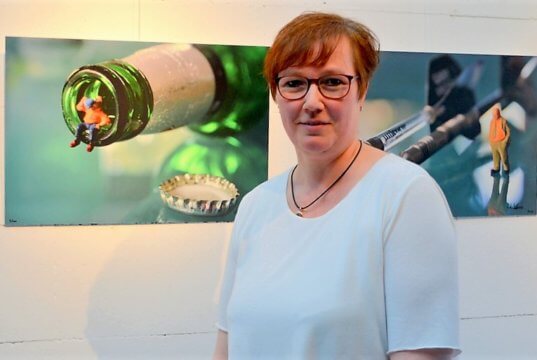 Fotografin Andrea Jacobi zeigt im Atelier AndersARTig ihre kreativen Miniaturfotografien. (Foto: © Martina Hörle)