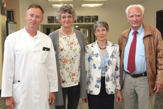 Freuen sich, das psychoonkologische Angebot der Krebsberatung ausbauen zu können: v.li. Prof. Dr. Boris Pfaffenbach, Chefarzt der Klinik für Gastroenterologie, Onkologie und Allgemeine Innere Medizin am Klinikum Solingen, Fachberaterin Gönna Wichmann sowie Eva-Maria Krüger und Karl Wilhelm Linder von der Krebsberatung Solingen. (Foto: © B. Glumm)