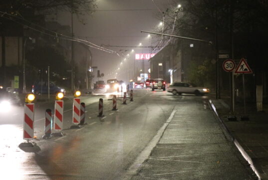 Die Ampelanlage an der Kreuzung Focher Straße, Frankenstraße, Heresbachstraße ist wegen eines Defektes ausgefallen. Derzeit wird der Verkehr dort ohne Lichtzeichenanlage geführt. (Foto: © Bastian Glumm)