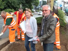 Melanie Wachenfeld-Schöpp und Artur Pach von den Technischen Betrieben Solingen (TBS) am Mittwoch bei Arbeitsbeginn auf einer Verkehrsinsel am Schlagbaum. Beide sind gespannt, wie das neue Bepflanzungskonzept der Stadt ankommen wird. (Foto: © B. Glumm)