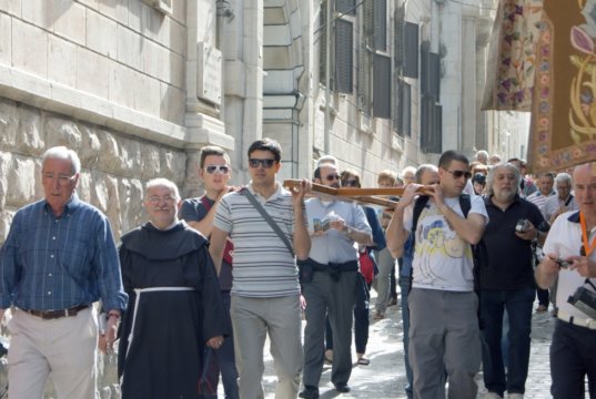 Der Kreuzweg mit seinen 14 Stationen entlang der Via Dolorosa beginnt in Jerusalem unweit des Löwentors. Jeden Tag gehen diesen Weg unzählige Pilger, um der Leidensgeschichte Christi zu gedenken. (Foto: © Bastian Glumm)