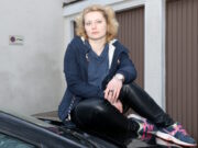 Ksenia Y. lebt seit einem Monat in Solingen. Die 32-jährige Frau erlebte den Krieg in der Ukraine hautnah und half zahlreichen Menschen vor Ort. (Foto: © Bastian Glumm)