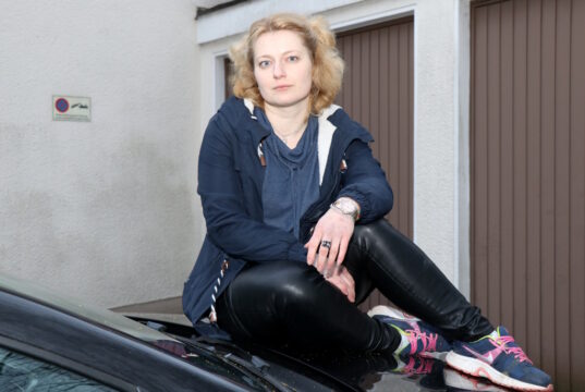 Ksenia Y. lebt seit einem Monat in Solingen. Die 32-jährige Frau erlebte den Krieg in der Ukraine hautnah und half zahlreichen Menschen vor Ort. (Foto: © Bastian Glumm)