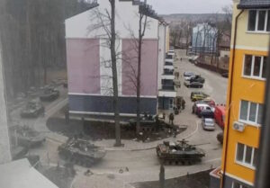 Russische Panzer in Irpin. Das Foto hat Ksenia Y. von ihrer Wohnung aus gemacht. (Foto: privat)