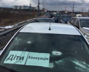 На табличці написано: «Діти – евакуація». Проте російські військові обстріляли лобове скло автомобіля. (Foto: privat)