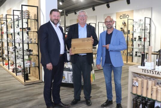 Gratulierten "Küchenprofi"-Chef Stefan Schmitz (mi.) zum 100. Geburtstag des Unternehmens: Oberbürgermeister Tim Kurzbach (li.) und Wirtschaftsförderer Frank Balkenhol. (Foto: © Bastian Glumm)
