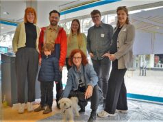 Rahel Haack, Tim Müller mit Sohn und Hund, Minou Martin, Lucas Dietrich, Ulrike Bruchhaus (v. li.) Gloria Göllmann (vorne) freuen sich über die Live-Performance und die gemeinsame Aktion von Resonanzraum und Gläserner Werkstatt. (Foto: © Martina Hörle)