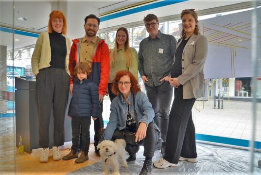 Rahel Haack, Tim Müller mit Sohn und Hund, Minou Martin, Lucas Dietrich, Ulrike Bruchhaus (v. li.) Gloria Göllmann (vorne) freuen sich über die Live-Performance und die gemeinsame Aktion von Resonanzraum und Gläserner Werkstatt. (Foto: © Martina Hörle)