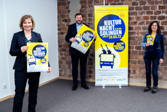 Freuen sich auf die Kulturnacht 2022 am 26. März: v.li. Sonja Baumhauer (Leiterin des städtischen Kulturmanagements), Oberbürgermeister Tim Kurzbach und Kulturdezernentin Dagmar Becker. (Foto: © Stadt Solingen/Jibumon Kannanthanathu)