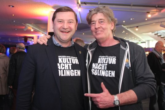 Oberbürgermeister Tim Kurzbach (li.) und Timm Kronenberg vom City-Art-Project eröffneten am Samstagabend die 7. Kulturnacht. (Foto: © Bastian Glumm)