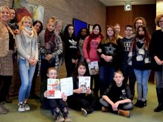 Die zwölf KulturScouts haben gleich einen kleinen Theaterworkshop mit Regisseur Christoph Stec vom SpinaTheater. (vorne links Bettina Matz-Behrendt, rechts Sandra Brauer, hinten zweite von links Manuela Hoor, rechts daneben Anke Abel, zweiter von rechts. (Foto: © M. Hörle)