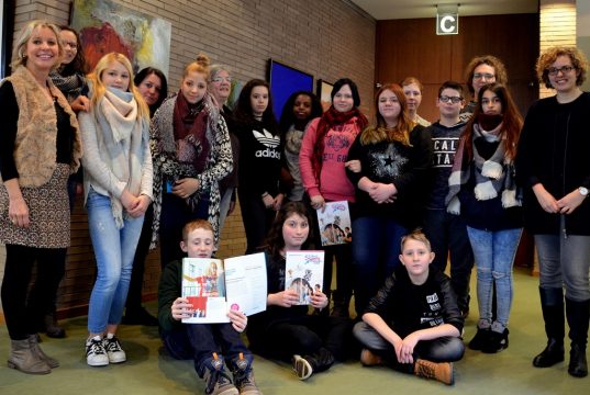 Die zwölf KulturScouts haben gleich einen kleinen Theaterworkshop mit Regisseur Christoph Stec vom SpinaTheater. (vorne links Bettina Matz-Behrendt, rechts Sandra Brauer, hinten zweite von links Manuela Hoor, rechts daneben Anke Abel, zweiter von rechts. (Foto: © M. Hörle)