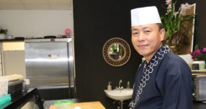 Sushi-Spezialist Chulho Chang eröffnete jetzt im Bachtor Centrum das „Kuma Sushi“. (Foto: © Bastian Glumm)