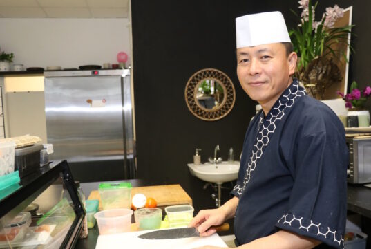 Sushi-Spezialist Chulho Chang eröffnete jetzt im Bachtor Centrum das „Kuma Sushi“. (Foto: © Bastian Glumm)