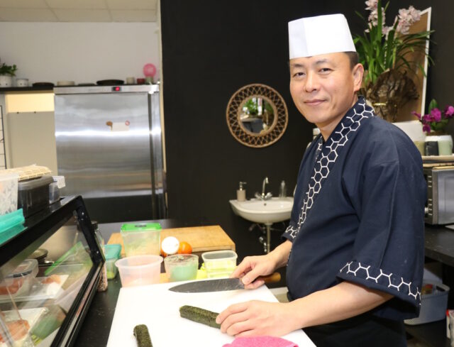 Sushi-Spezialist Chulho Chang eröffnete jetzt im Bachtor Centrum das „Kuma Sushi“. (Foto: © Bastian Glumm)