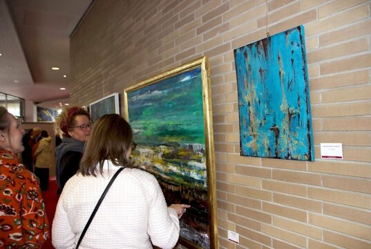 Bis zum 24. Februar läuft im Theater und Konzerthaus die Ausstellung „Kunstgenuss 60 plus“ . Zu sehen gibt es rund 180 Kunsterwerke. (Foto: © Sarah Schmitz)