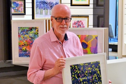 Klaus Dreikausen freut sich, dass nach langer Corona-Pause endlich wieder eine Ausstellung stattfindet. Der Organisator ist auch mit eigenen Digital-Druck-Grafiken vertreten. (Foto: © Martina Hörle)