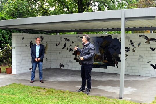 Am vergangenen Samstag übergab Künstler Dirk Balke (re.) offiziell das fertige Wandgemälde „Leben“ an Sachgebietsleiter Andreas Brühne (TBS). (Foto: © Martina Hörle)