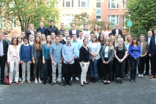 Der Verwaltungsvorstand um Oberbürgermeister Tim Kurzbach (re.) begrüßte am Montagmorgen im Gründer- und Technologiezentrum 44 junge Frauen und Männer, die bei der Stadt Solingen eine Ausbildung beginnen. (Foto: © B. Glumm)