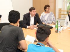 Oberbürgermeister Tim Kurzbach besuchte am Dienstagvormittag den Sommer-Sprachkurs für junge Flüchtlinge, der vom Stadtdienst Integration angeboten wird. (Foto: © B. Glumm)