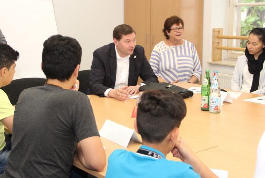 Oberbürgermeister Tim Kurzbach besuchte am Dienstagvormittag den Sommer-Sprachkurs für junge Flüchtlinge, der vom Stadtdienst Integration angeboten wird. (Foto: © B. Glumm)