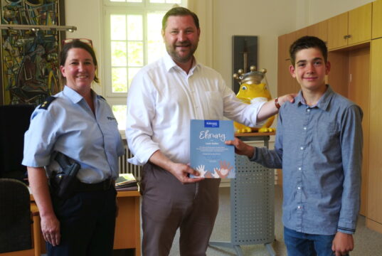 Solingens Polizeichefin Claudia Schepanski und Oberbürgermeister Tim Kurzbach ehrten jetzt den 15-jährigen Leon Keller für sein umsichtiges Handeln. (Foto: © Stadt Solingen)