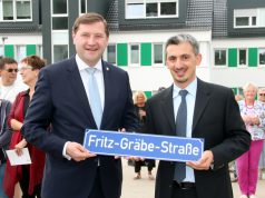 Oberbürgermeister Tim Kurzbach (li.) und Francesco Cinquegrani, Vorstandsvorsitzender des Gräfrather Bauvereins, weihten am Donnerstag offiziell die Fritz-Gräbe-Straße ein. (Foto: © B. Glumm)
